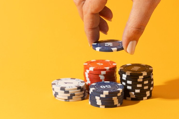 Dealer Live Sic Bo kkslot777 login sedang menampilkan hasil dadu di studio HD
